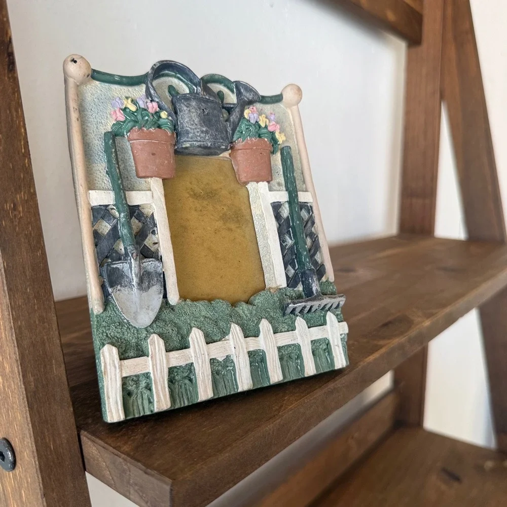 VintageStyle 3D Garden Theme Resin Picture Frame Picket Fence Watering Can Decor